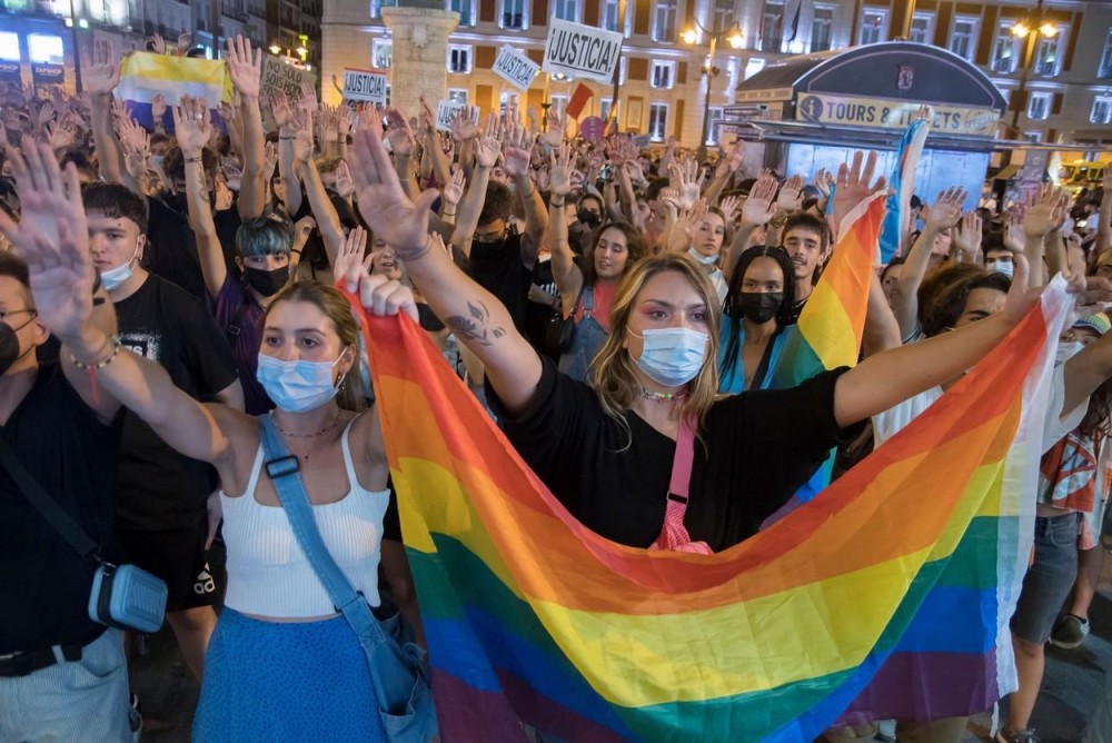Minciuna unui tânăr gay i-a scos în stradă pe spanioli, seara trecută. Mesajul homofob crestat cu cuţitul pe fese era făcut de amant, nu de agresorii mascaţi